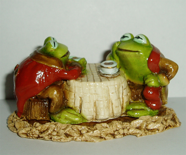 F-03_Frog_Friends_red_coats_leaf_base