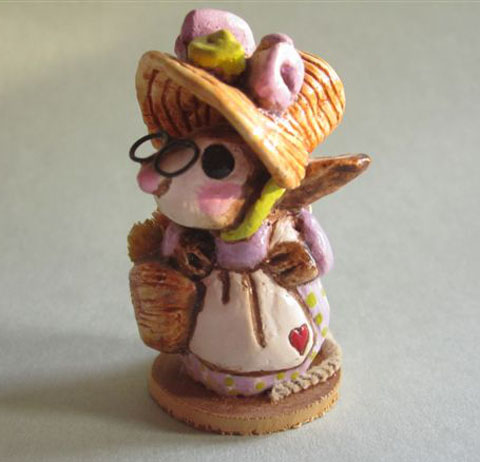 M-002a_Miss_Mouse_with_Straw_Hat_lavender_pict2