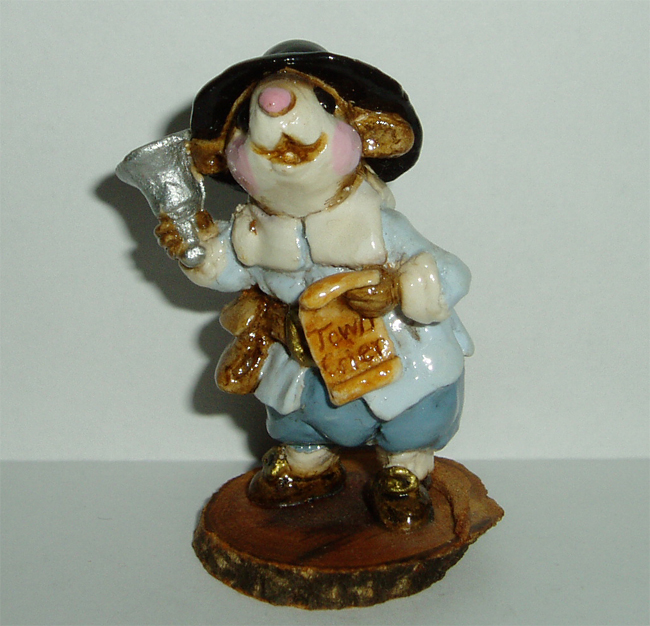 M-028_Town_Crier_Mouse_blue_pict2