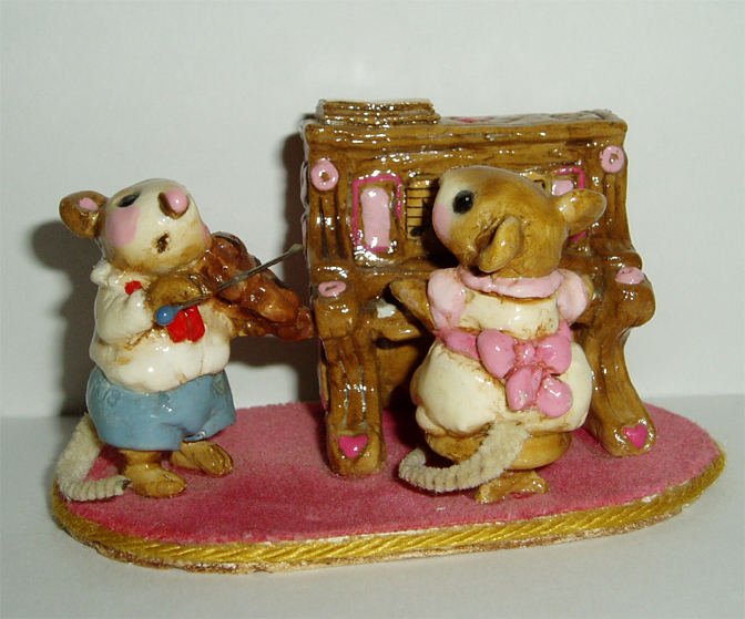 M-029_Mouse_Duet_pink_bow_and_rug