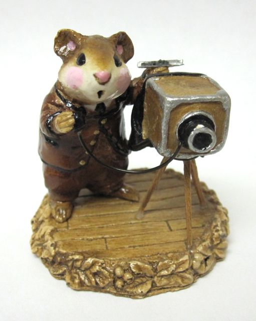 M-048 Photographer Mouse