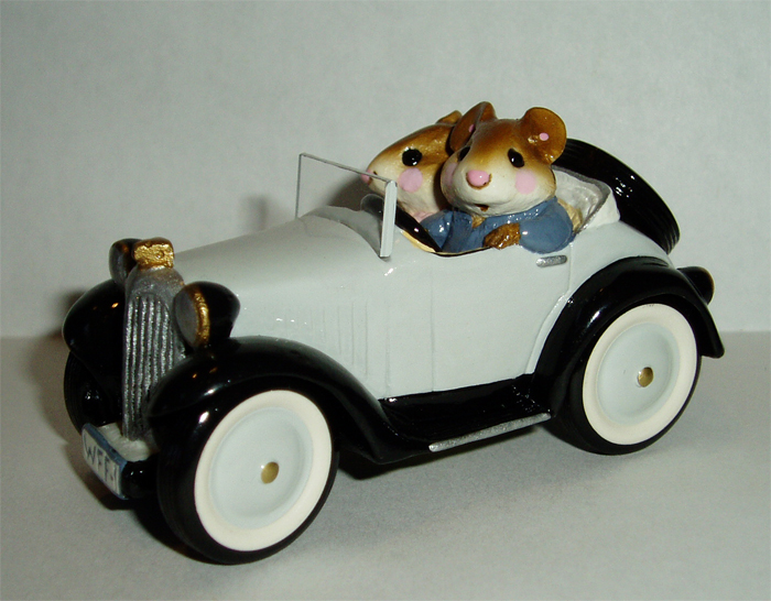 M-132_Sunday_Drivers_white_car_black_fenders