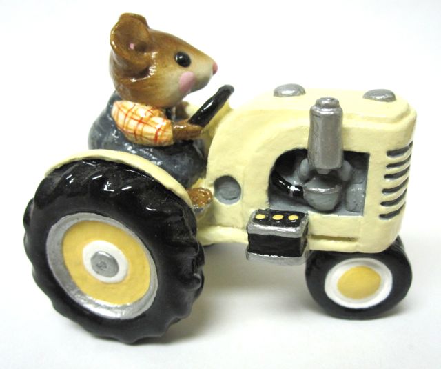 M-133_Field_Mouse_cream_tractor