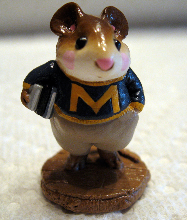 M-139_Mouse_on_Campus_navy_sweater_yellowM