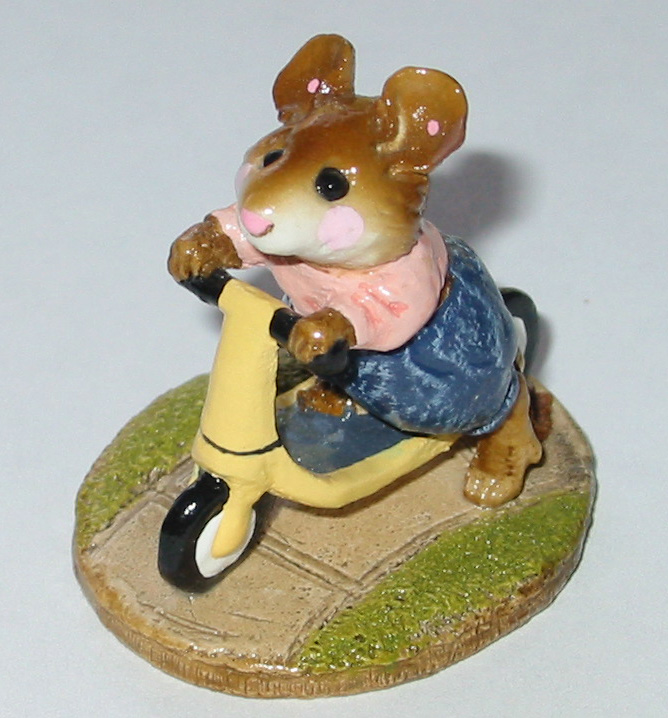 M-152_Scooter_Mouse_yellow