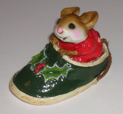 M-166_Chris_Mouse_Slipper_green_slipper_red_berries