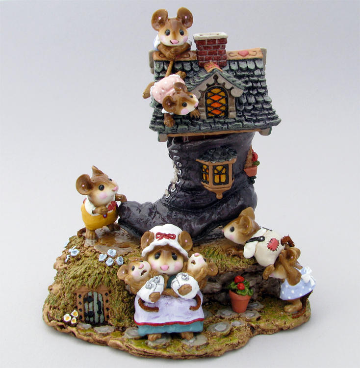 M-189_Little_Mice_Who_Lived_in_a_Shoe_Collectors_Haven