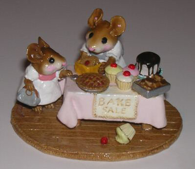 M-220_Mouseys_Bake_Sale_pink_tablecloth_gray_dress