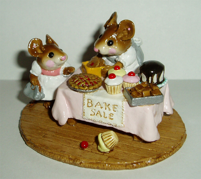 M-220_Mouseys_Bake_Sale_pink_tablecloth_green_dress