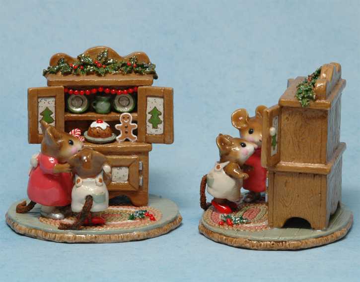 M-241_Christmas_Cupboard_brown_pict2