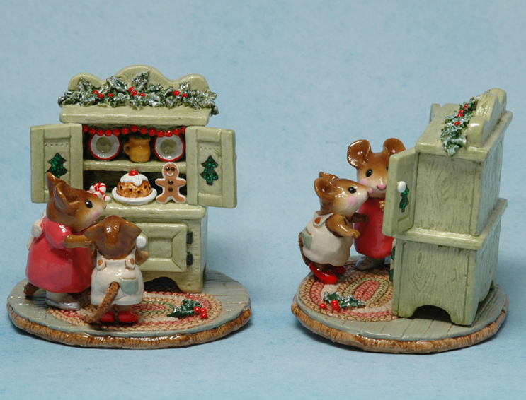 M-241_Christmas_Cupboard_green_pict2