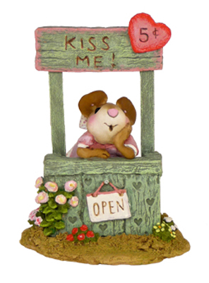 M-323_Kissin_Katie_green_booth