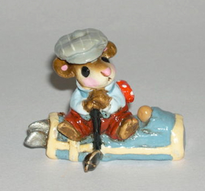 MS-07_Golfer_Mouse_rust_pants_blue-cream_bag