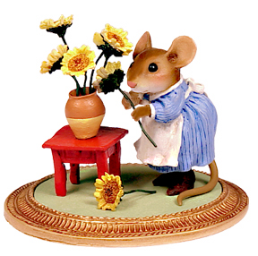MU-02_Mouse_With_Sunflowers