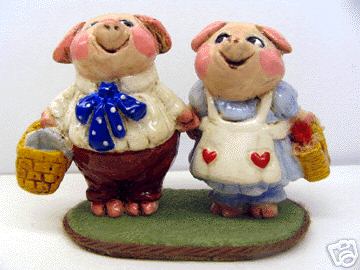 P-4_Picnic_Piggies_blue_bow_pict2